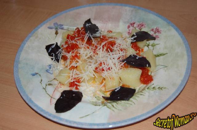 Картофельные ньокки с соусом из помидор и базиликом