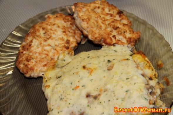 Рубленые куриные котлеты с сыром и картофельная запеканка с грибами и овощами