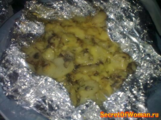 Картофель запеченный с грибами в чесночном соусе
