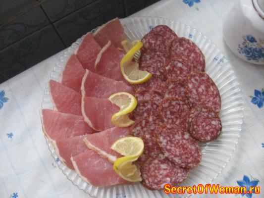 Праздничный стол (мясо, колбаса)