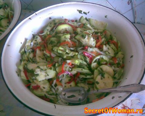 Пёстрый салат из кабачков